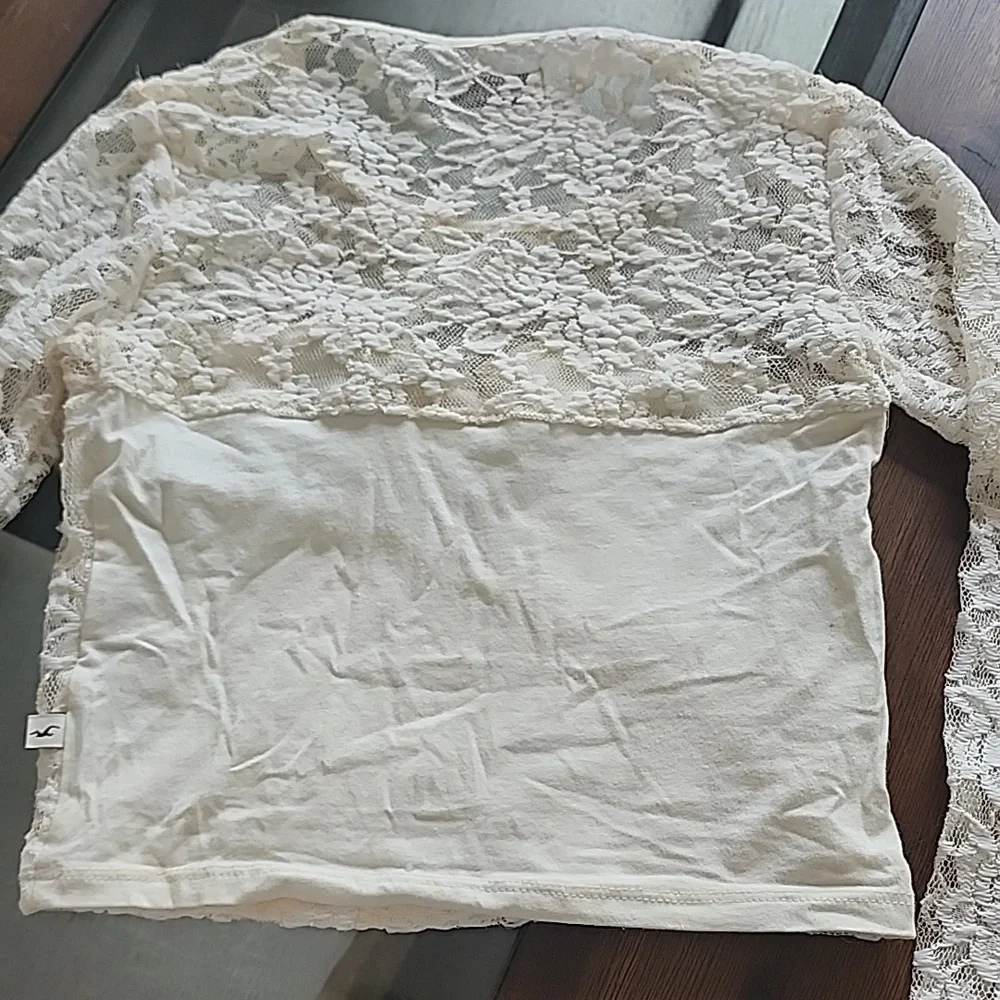 Hollister XS Delicate Lace Cream Long Sleeve Crop Top
